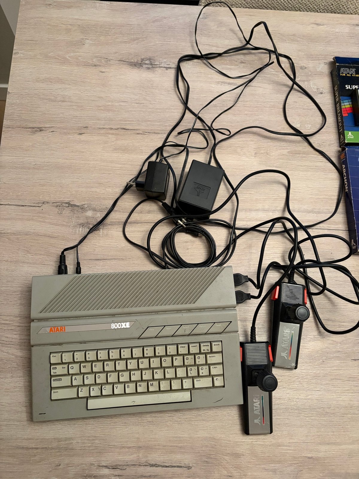 Atari 800XE met controllers en diverse games, Spelcomputers en Games, Spelcomputers | Atari, Overige modellen, Met 2 controllers