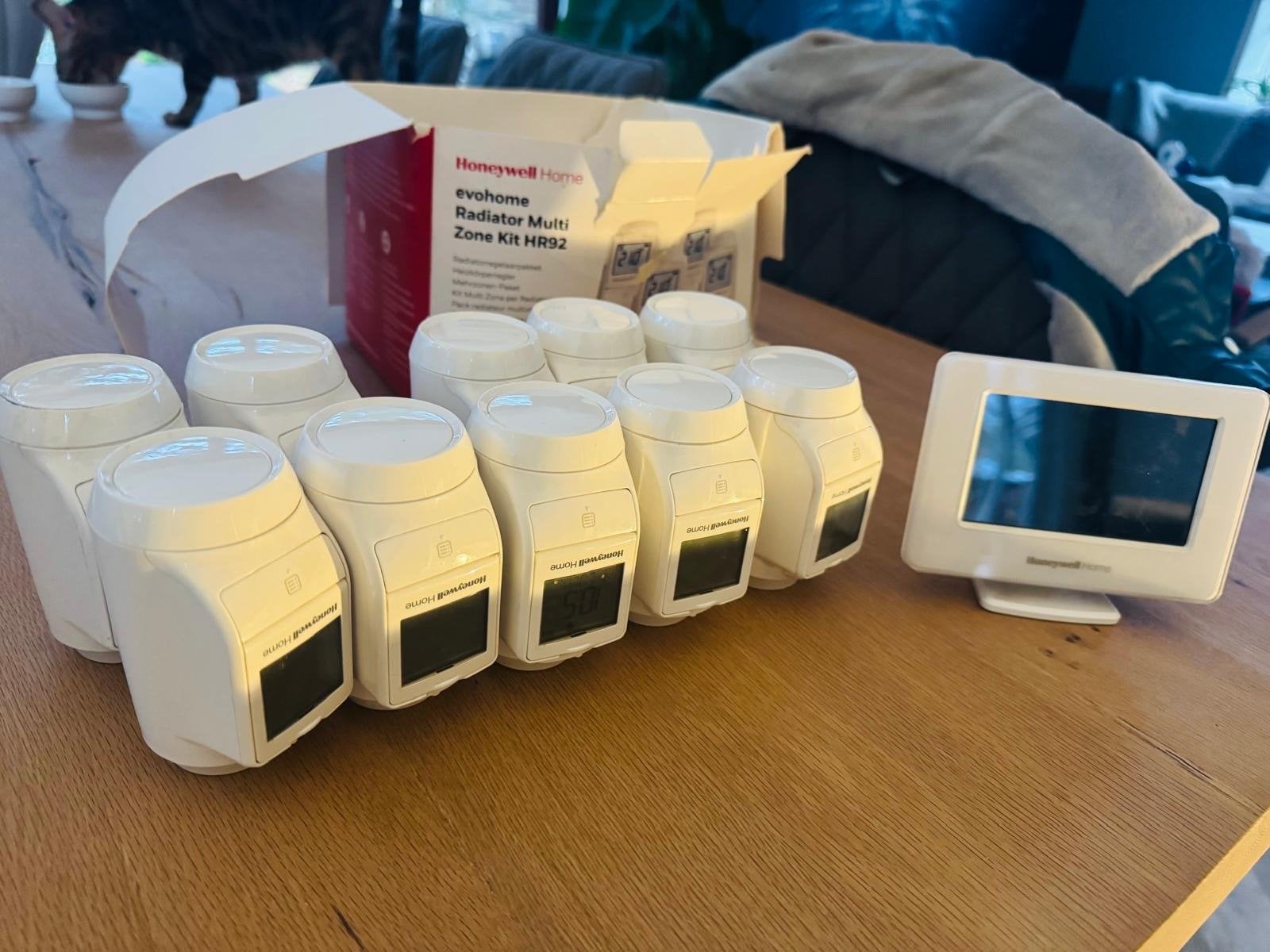Evohome thermostaat met 11 Honeywell radiatorkranen, Doe-het-zelf en Verbouw, Ophalen, Gebruikt, Thermostaat