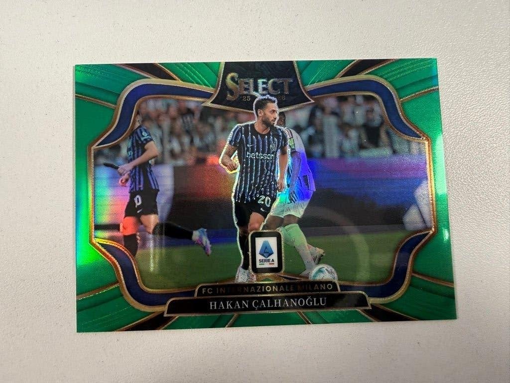 232 Hakan Calhanoglu /5 Green Select Serie A 2025-26, Ophalen of Verzenden, Nieuw, Buitenlandse clubs, Poster, Plaatje of Sticker