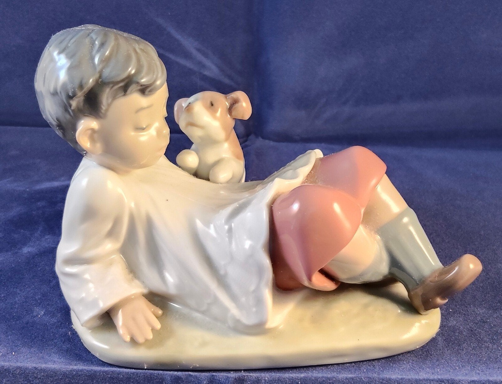 Lladro beeldje "Taking Time" #5988 Jongen met hondje, Ophalen of Verzenden, Zo goed als nieuw, Mens