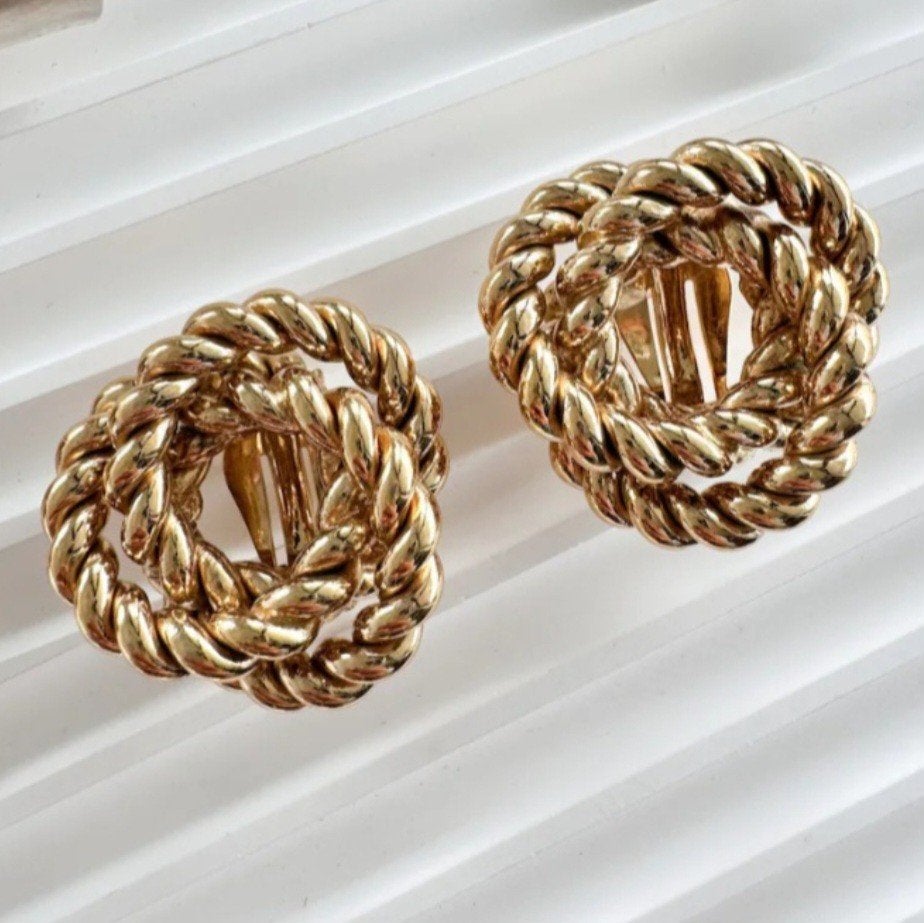 Vintage Givenchy oorbellen goud kleur, Ophalen of Verzenden, Goud, Overige materialen