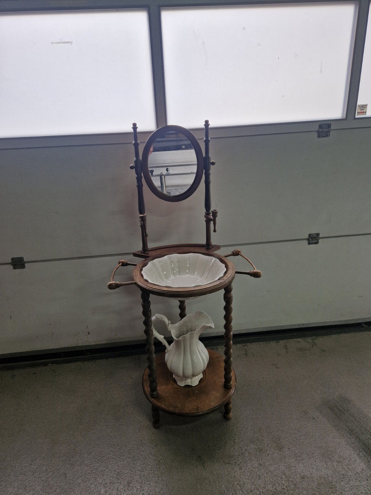 Antieke Wastafel met kan, Ophalen