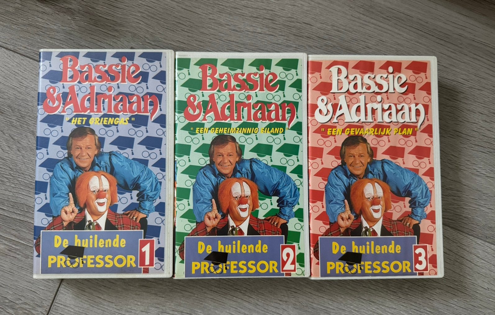 Bassie & Adriaan – De Huilende Professor VHS-set (3 delen), Cd's en Dvd's, VHS | Kinderen en Jeugd, Ophalen, Alle leeftijden, Nederlands