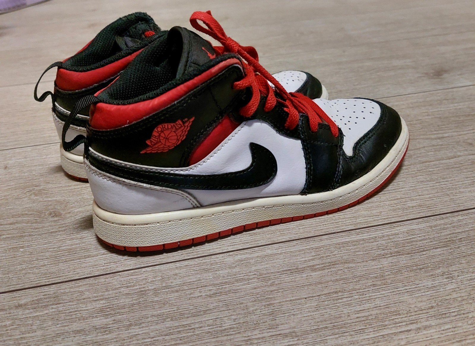 Nike Air Jordan 1 Mid - Zwart, Wit, Rood - Maat 35, Nike Air Jordan, Jongen of Meisje, Schoenen, Ophalen of Verzenden