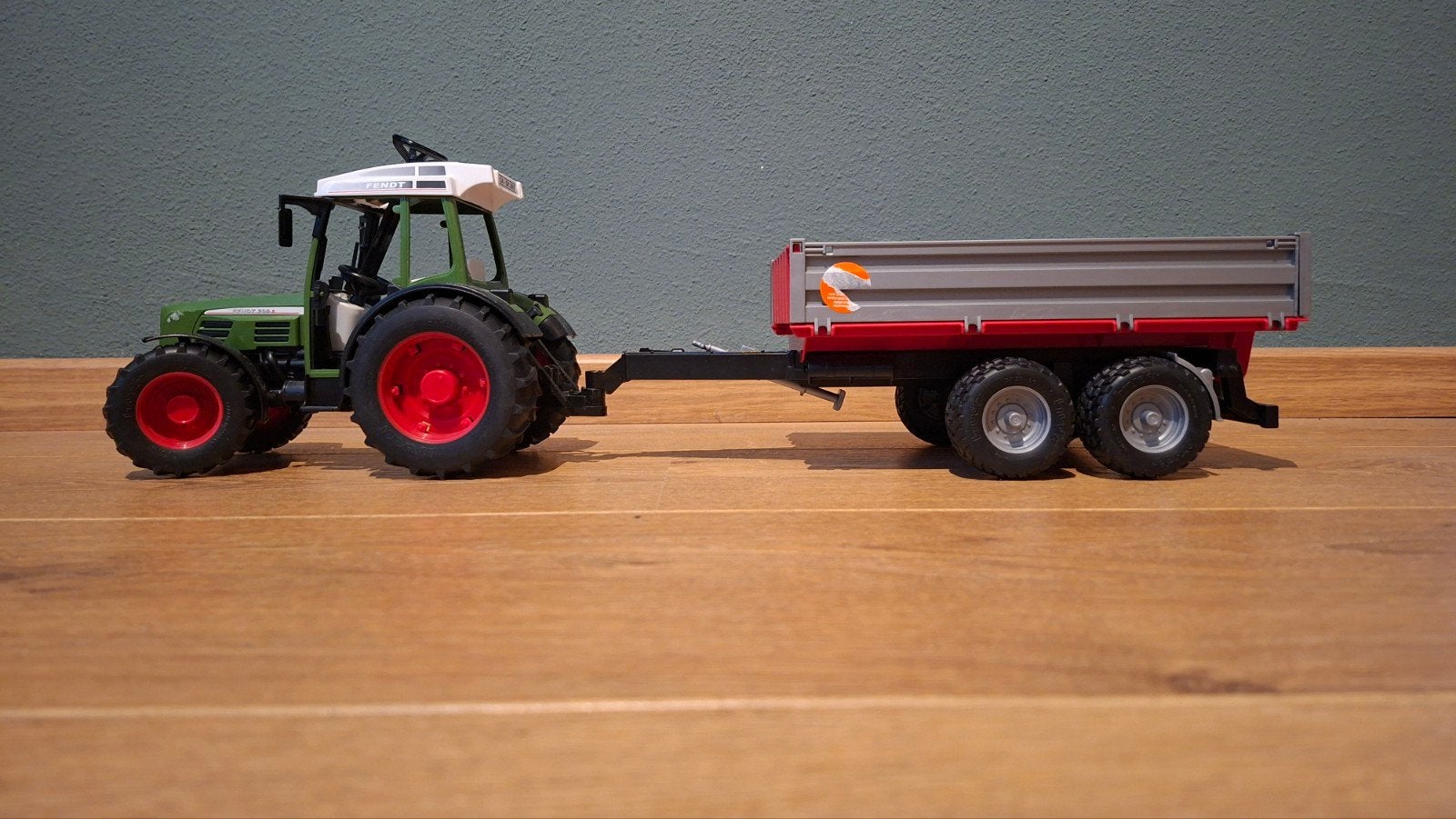 bruder tractor:fendt 209s met aanhanger, Ophalen, Zo goed als nieuw
