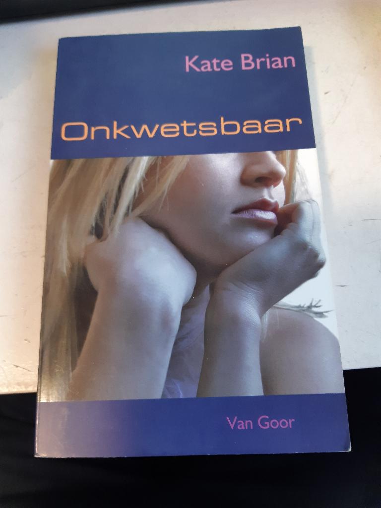 Kate Brian-Onkwetsbaar (Z202-13), Ophalen of Verzenden, Zo goed als nieuw