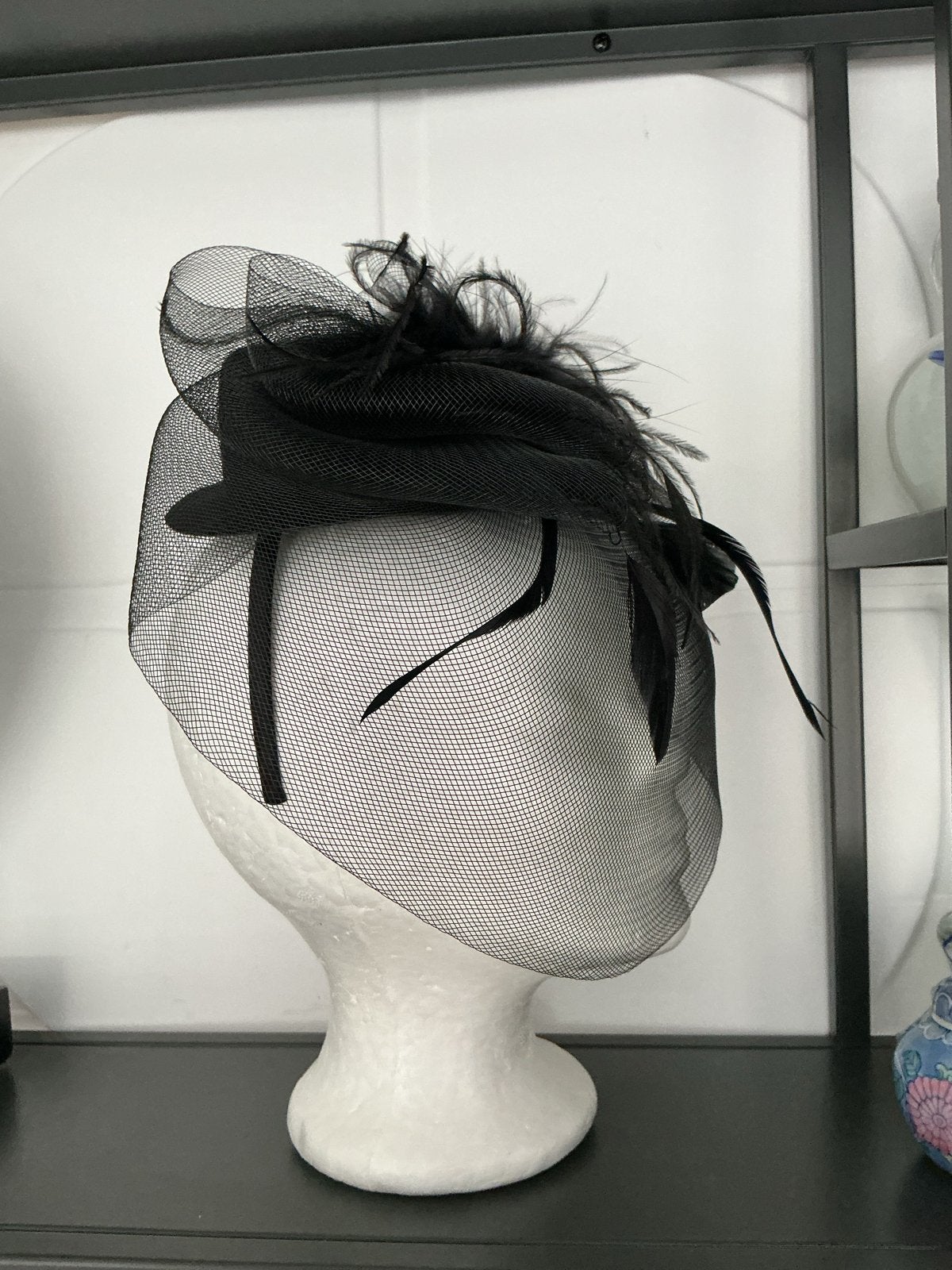 Zwarte Fascinator met Veertjes en Sluier, Ophalen of Verzenden, Zo goed als nieuw, One size fits all, Hoed