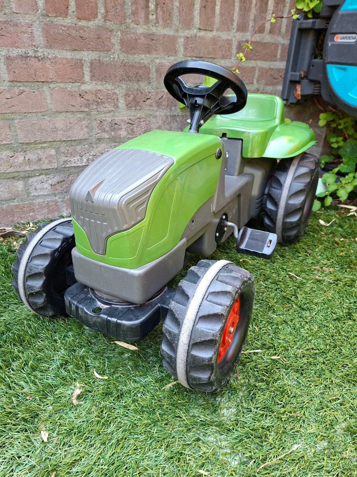 Groene kinder tractor met pedalen fendt veroorzaakt 516, Ophalen, Gebruikt