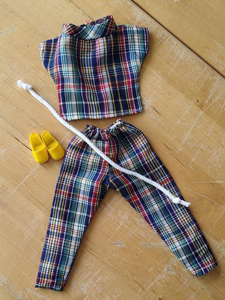 Sindy Pedigree Tartan broek en shirt 1984, Verzamelen, Poppen, Ophalen of Verzenden, Zo goed als nieuw, Kleertjes