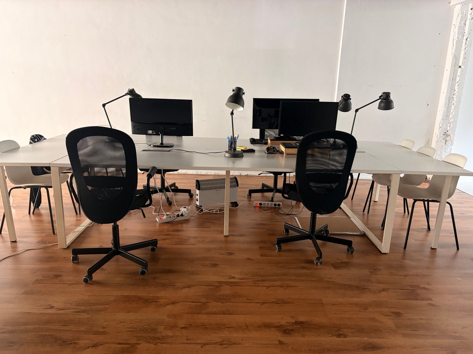 Complete kantoorinrichting: bureaus, stoelen, bank, verlicht, Ophalen