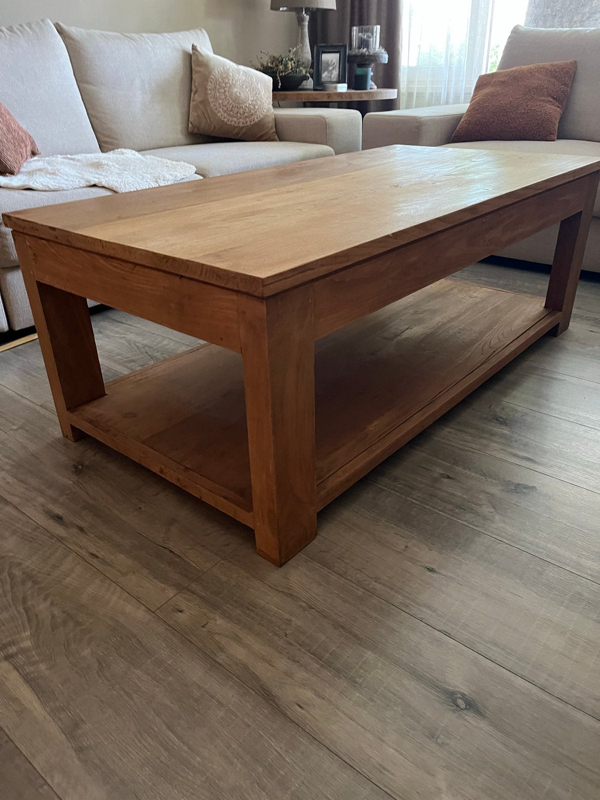 Massief houten salontafel met opbergplank, 50 – 75, Gebruikt, 100 tot 150 cm, Rechthoekig