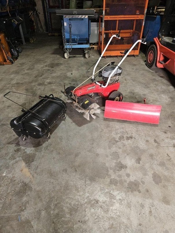 Tielburger TK17 veegmachine met opvangbak en sneeuwschuif, Ophalen, Gebruikt