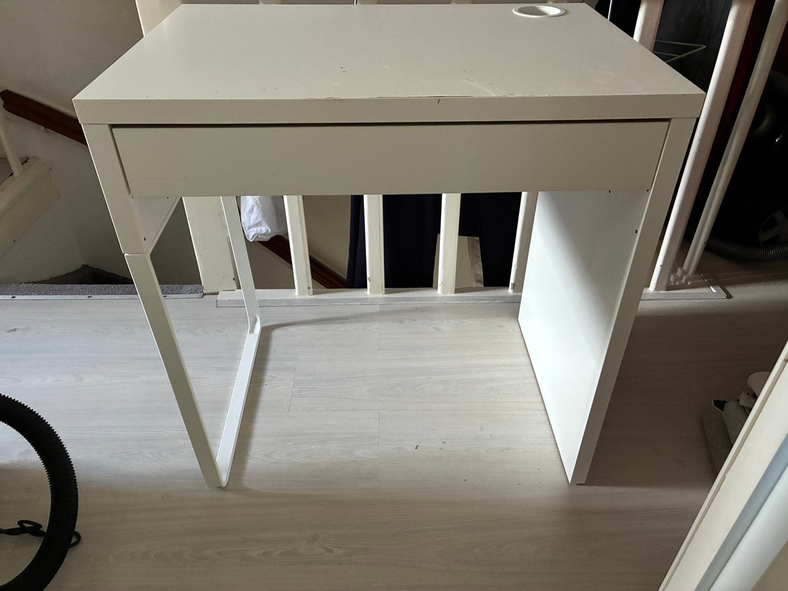 Compact wit bureau met lade en kabelopening (73x, Ophalen, Gebruikt