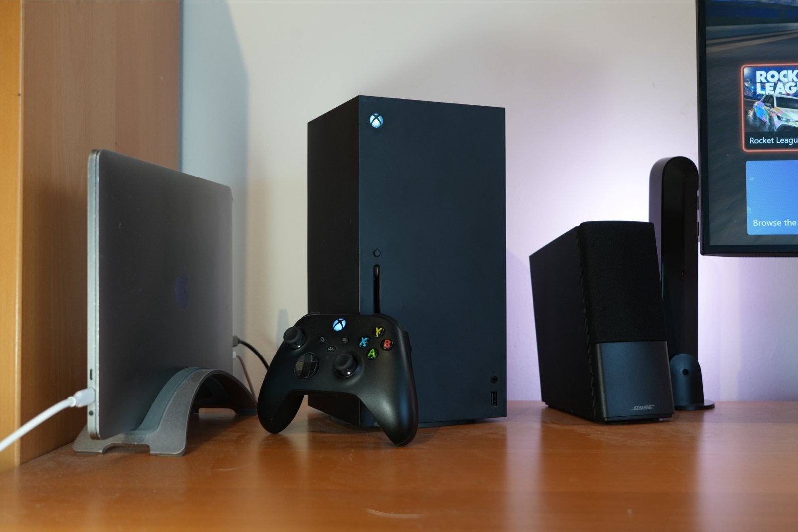Foto 2 van Xbox Series X met controller