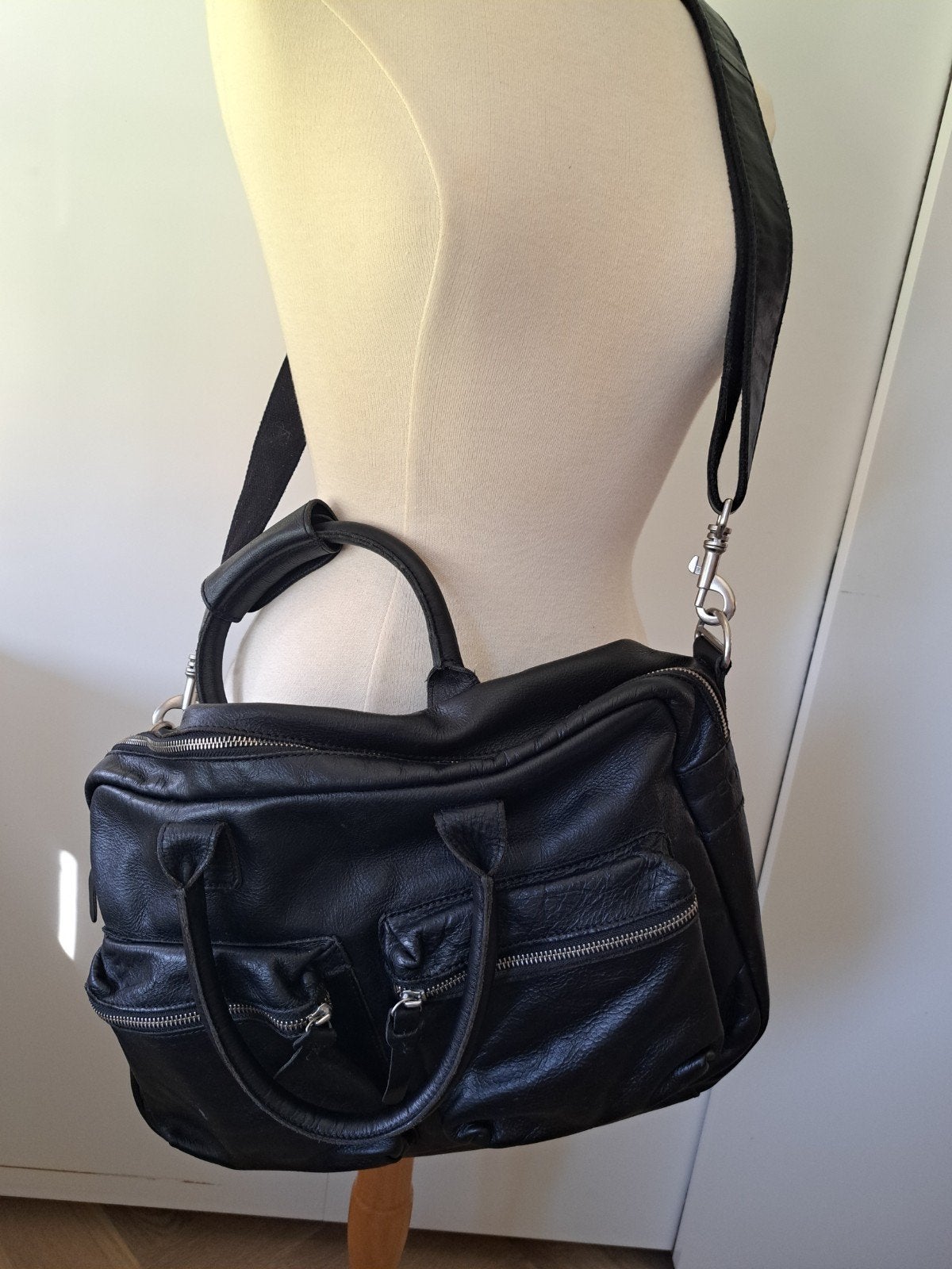 Cowboysbag Luiertas  / Diaper Bag (Zwart Leer) incl matje, Kinderen en Baby's, Luiertassen, Verzorgingstas, Cowboysbag, Zwart