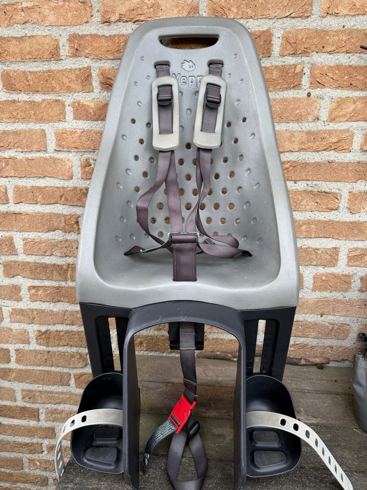 Yepp maxi easyfit Achterzitje grijs - Comfortabel en Veilig, Fietsen en Brommers, Fietsaccessoires | Fietsstoeltjes, 15 t/m 25 kg