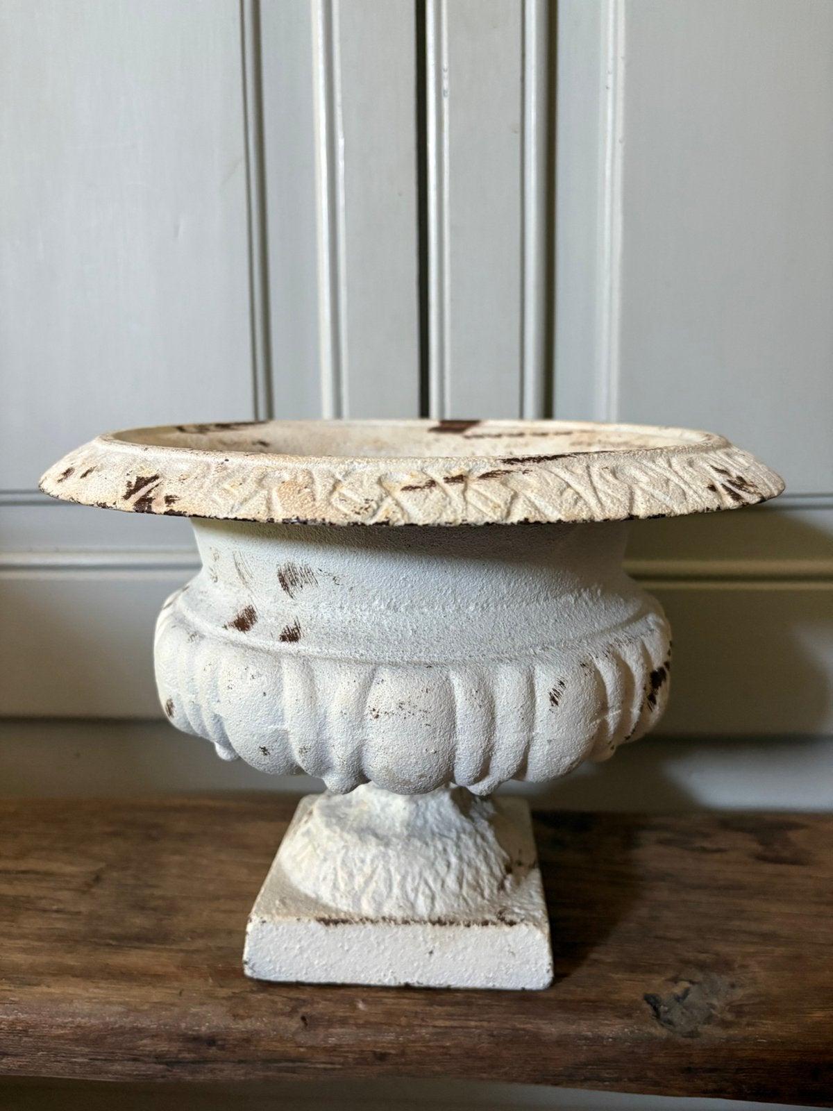 Prachtige witte gietijzeren jardiniere, pot, vaas, Tuin en Terras, Ophalen, Zo goed als nieuw
