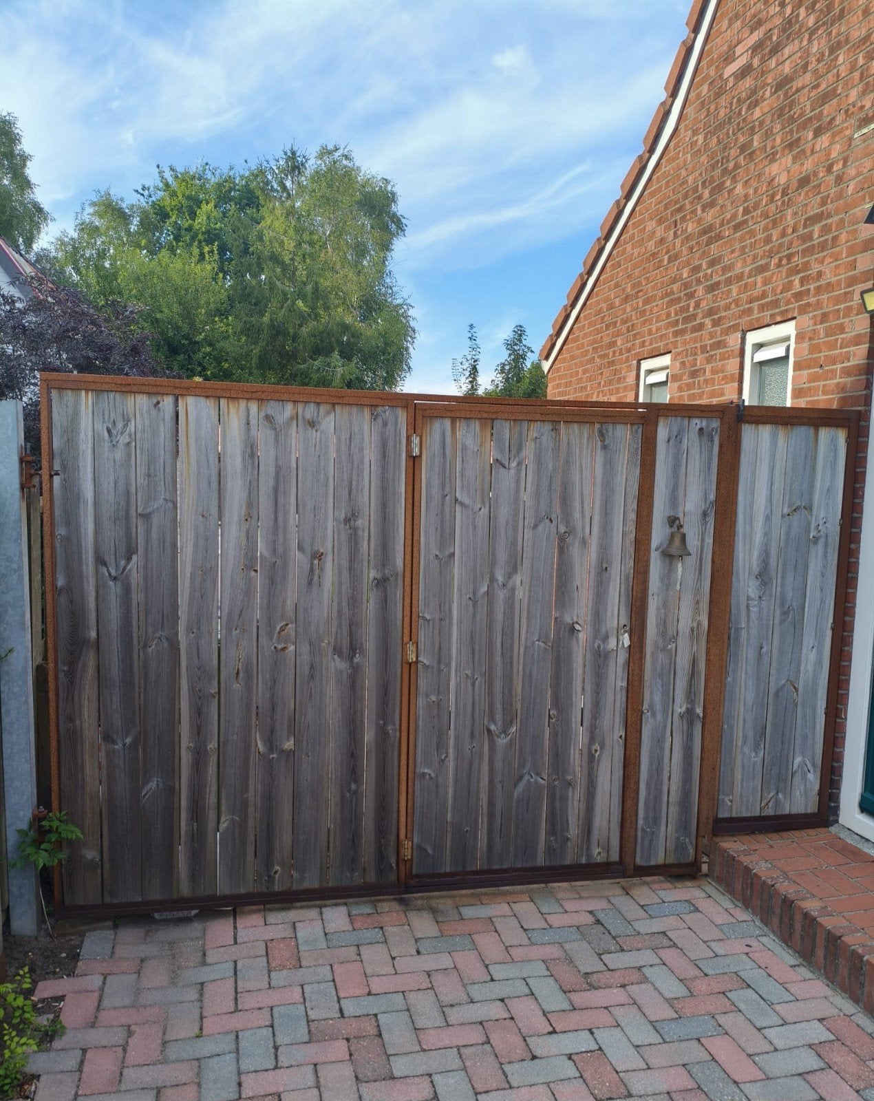Houten hek met ijzerenframe., Tuin en Terras, Tuinhekken en Hekwerk, Ophalen, Met poort, Gebruikt, Tuinhek