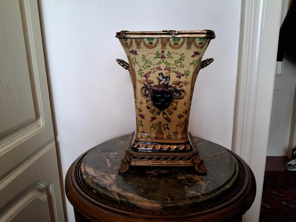 PORSELEINEN VAAS MET BRONZEN DETAILS, Antiek en Kunst, Ophalen of Verzenden