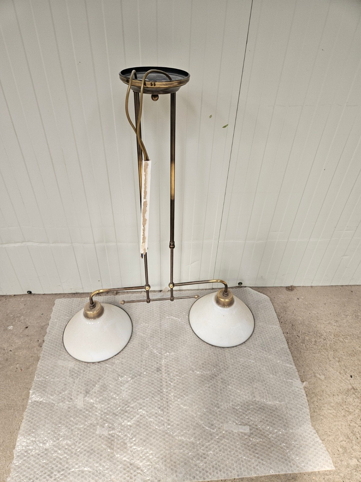 Vintage Messing Hanglamp met Twee Witte Kappen, Ophalen, Gebruikt, Vintage, Klassiek, E27 (groot)