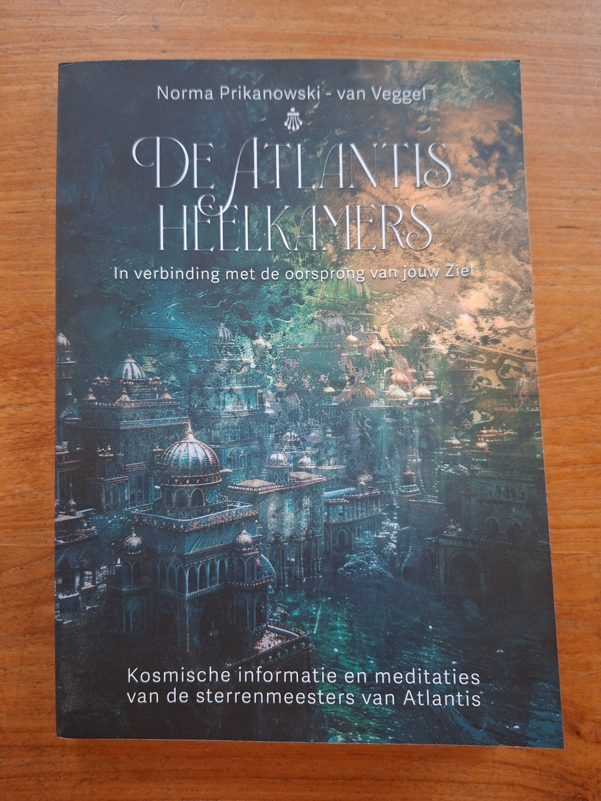 De Atlantis heelkamers - Norma Prikanowski - van Veggel, Boeken, Ophalen of Verzenden, Zo goed als nieuw, Spiritualiteit algemeen