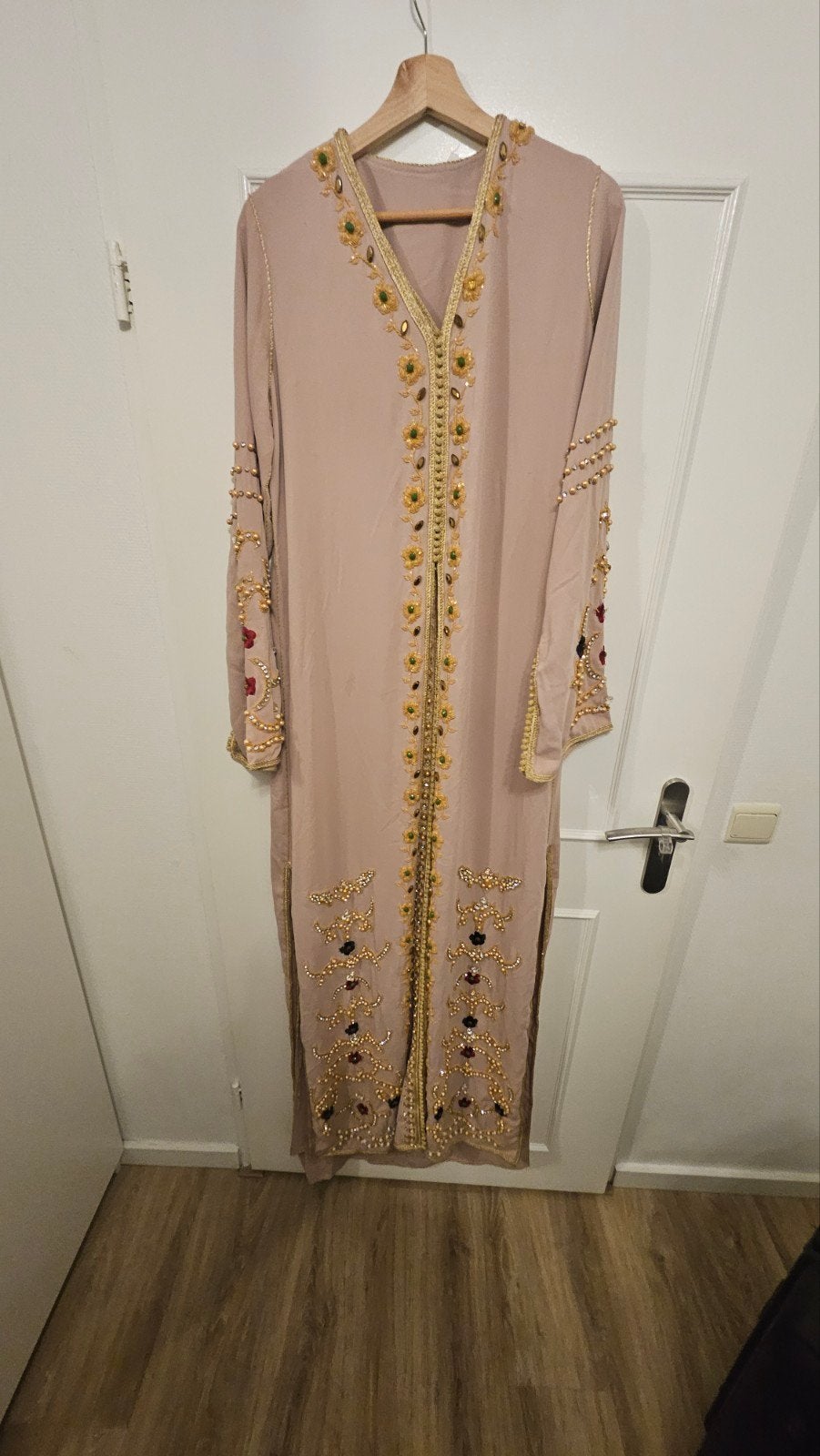 volbewerkte jurk zalmkleurig, Maat 38/40 (M), Overige kleuren, Ophalen of Verzenden, Gedragen