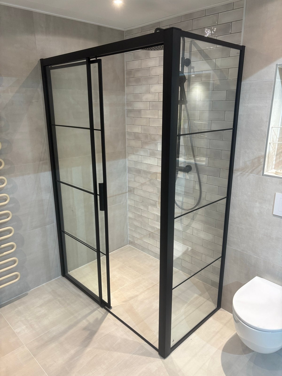 Showroom Schuifcabine mat zwart 140x70 200cm hoog, Ophalen, Zo goed als nieuw, Met douche