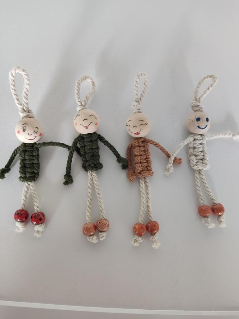 Macrame poppetjes, Ophalen