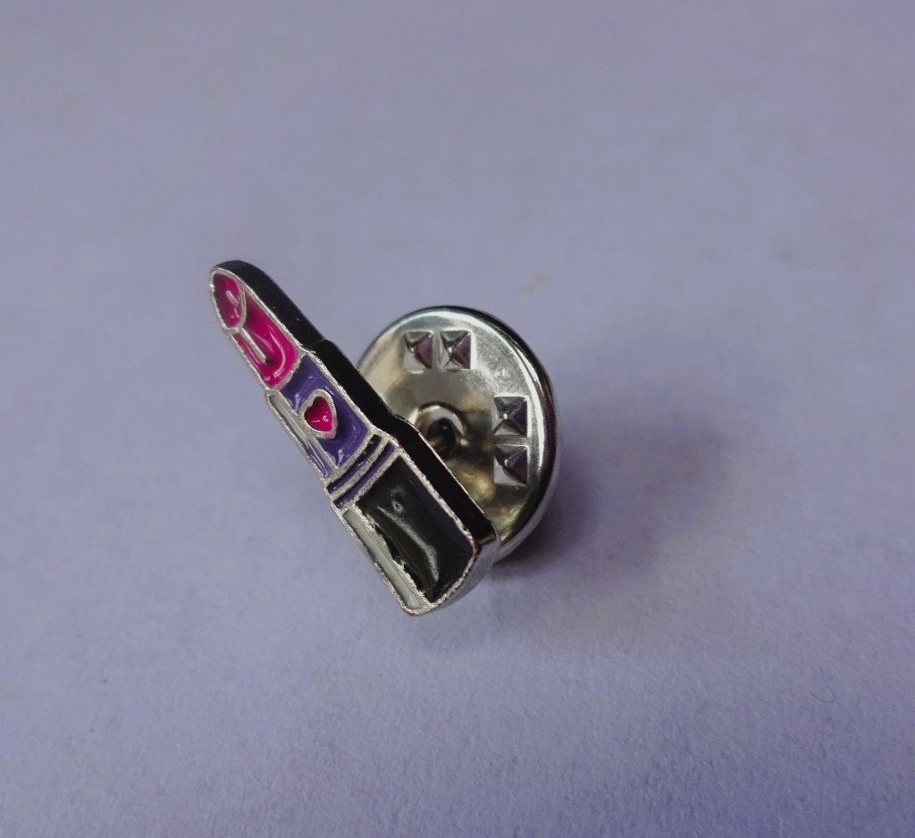 Klein zilverkleurig broche of pinnetje Lipstick, Overige materialen, Gebruikt, Verzenden, Minder dan 4 cm