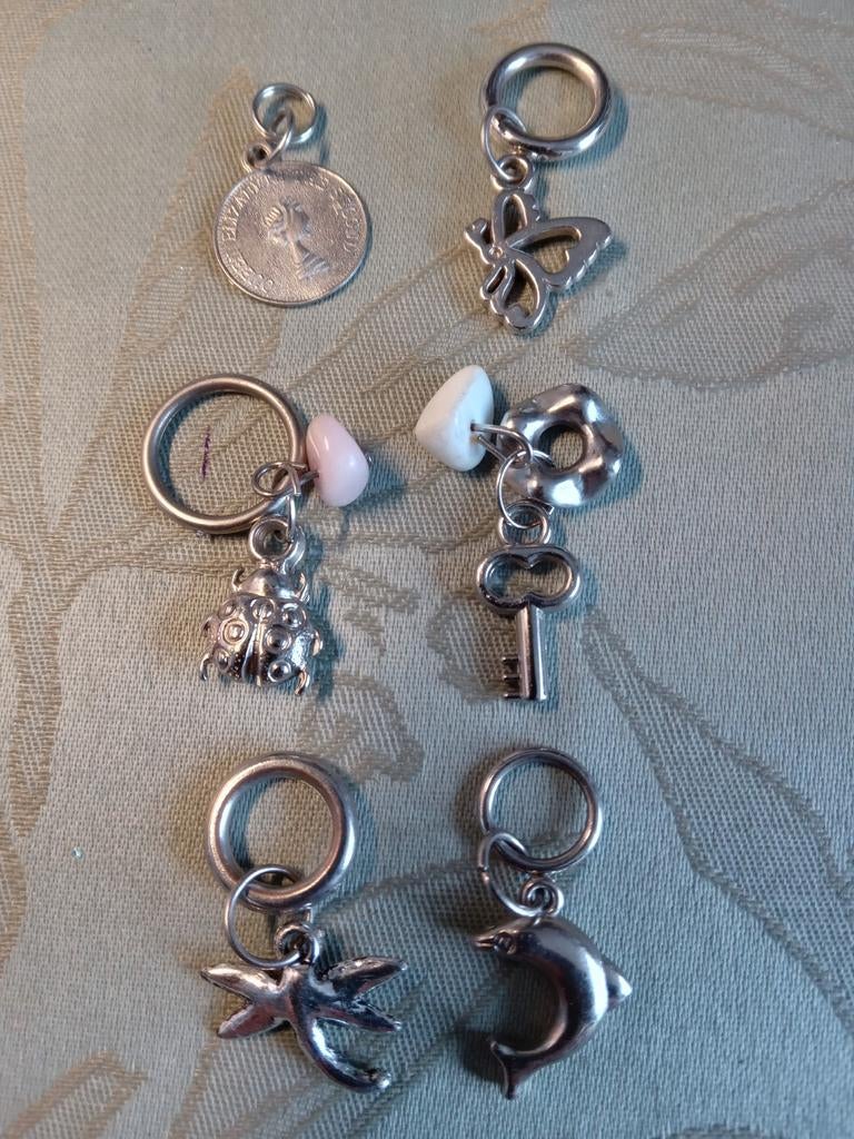 6 zilverkleurige bedeltjes, Sieraden, Tassen en Uiterlijk, Bedels, Zo goed als nieuw, Overige materialen, 4 bedels of meer, Ophalen of Verzenden