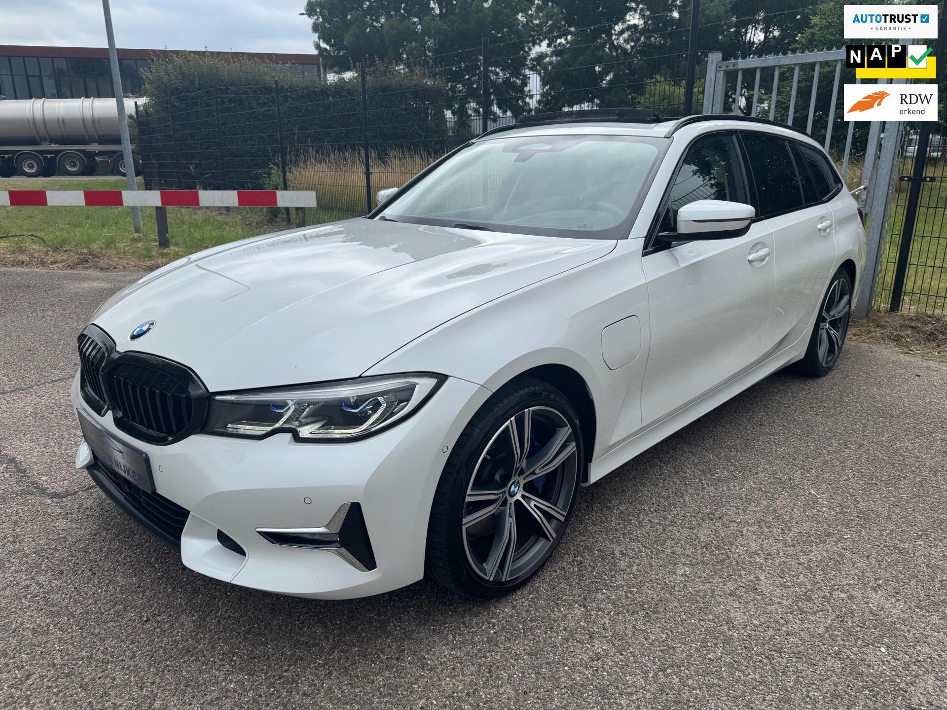 BMW 3-serie Touring 330e xDrive High Executive Laser Pano 36, Auto's, BMW, 1998 cc, Achterwielaandrijving, Gebruikt, 4 cilinders