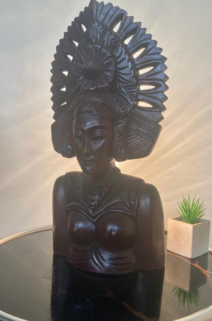 Indonesisch houtsnijwerk beeld met lamp Bali Indonesië Indië, Houtsnijwerk, Ophalen of Verzenden, 20 - 50 cm, Hout