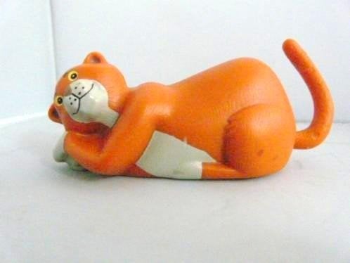 Disney # liggende oranje poes (10 cm lang), Ophalen of Verzenden, Overige figuren, Zo goed als nieuw, Beeldje of Figuurtje
