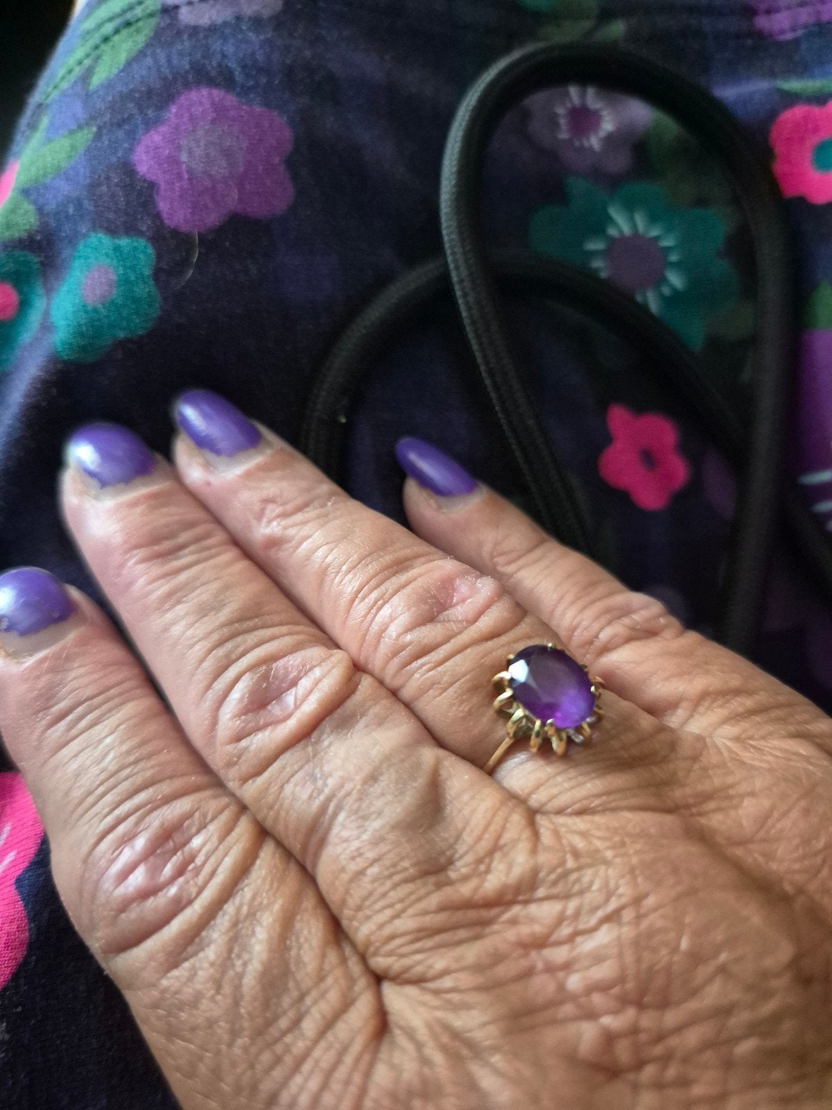 Gouden ring met amethist edelsteen, Sieraden, Tassen en Uiterlijk, Ringen, Gebruikt, Ophalen of Verzenden, 17 tot 18, Met edelsteen