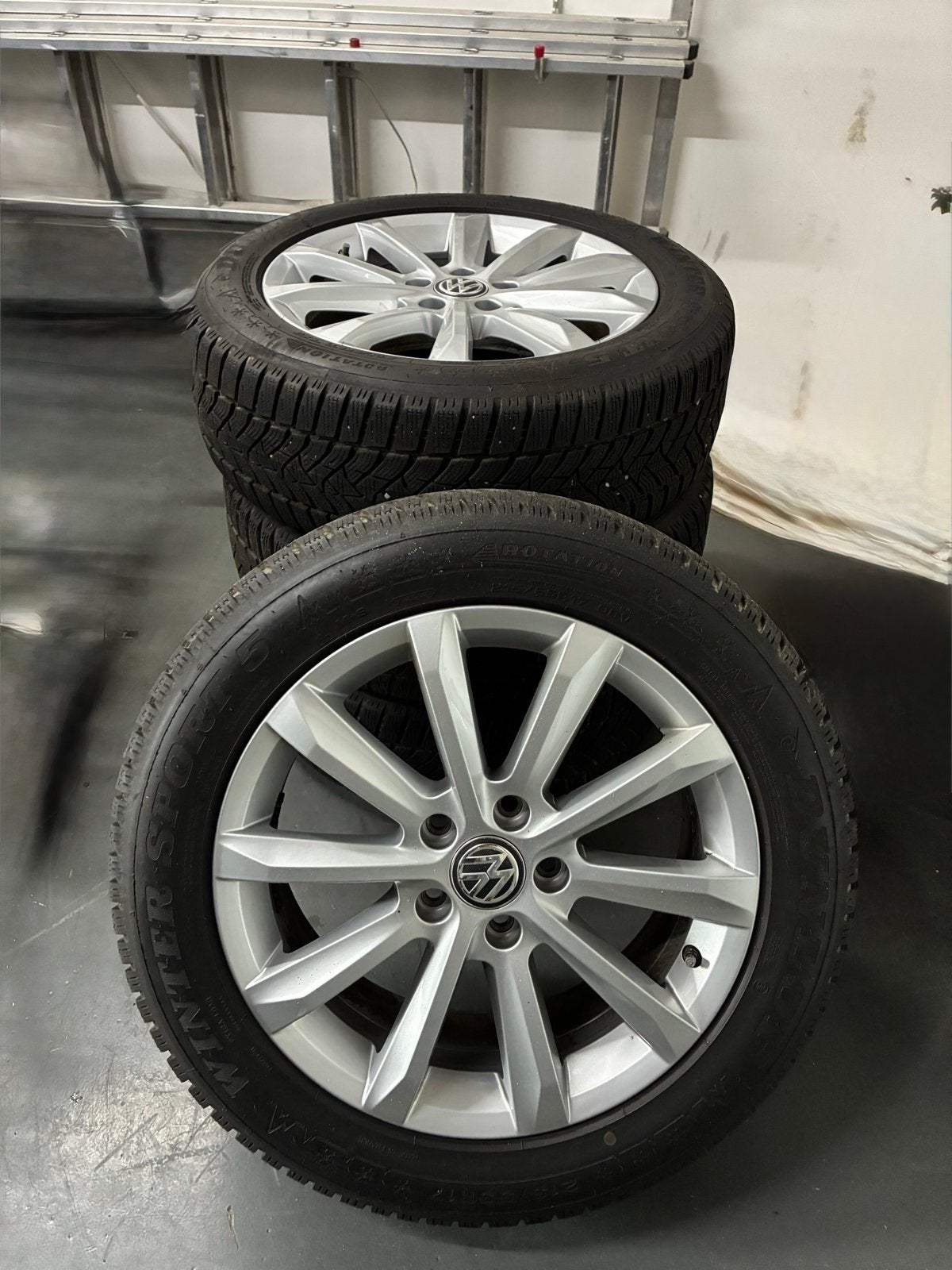 Nette VW velgen met winterbanden 215/55 R17, Ophalen, Banden en Velgen, 17 inch, Winterbanden
