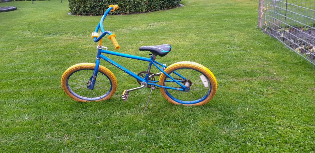 BMX fiets - Blauw met gele banden, 16 tot 20 inch, Staal, Stuur 360° draaibaar, Ophalen of Verzenden