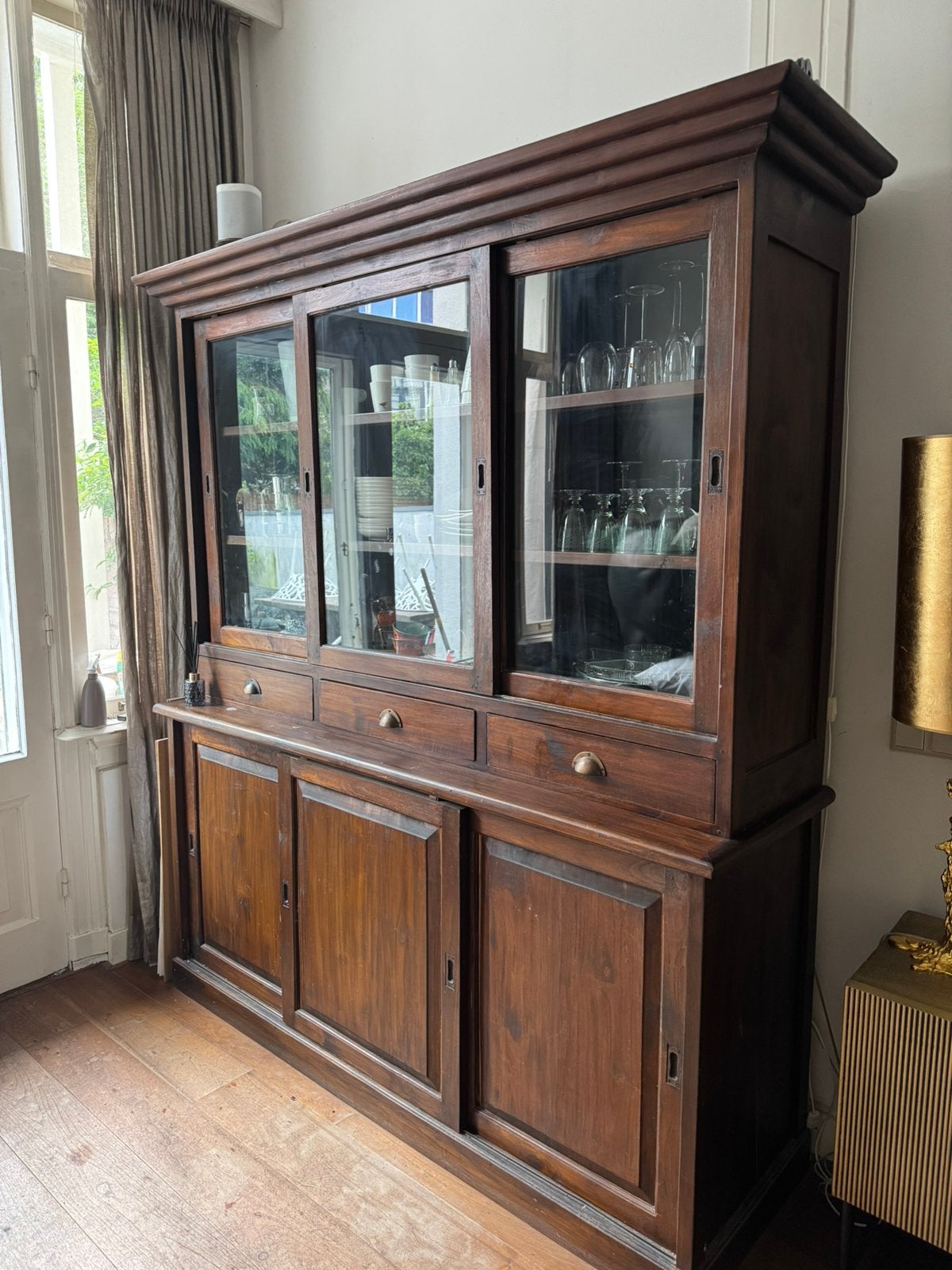 Mooie teakhouten kast met glazen schuifdeuren, Antiek en Kunst, Antiek | Meubels | Kasten, Ophalen