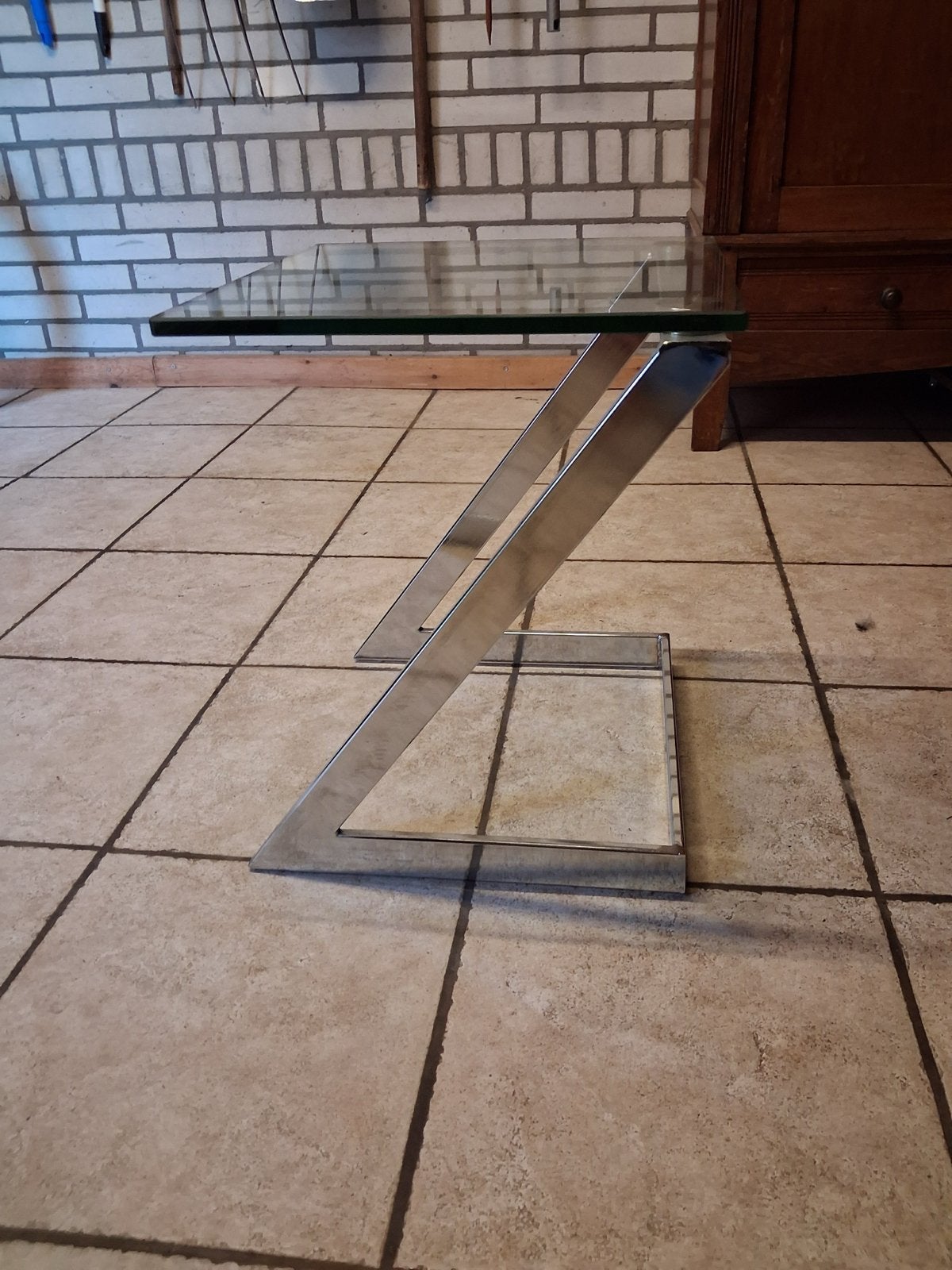 Moderne bijzettafel met glazen blad en metalen onderstel, Minder dan 55 cm, Rechthoekig, Ophalen, 45 tot 60 cm