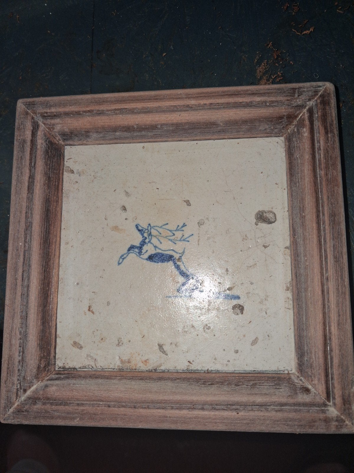 Antieke tegel met hert in houten lijst, Antiek en Kunst, Ophalen of Verzenden
