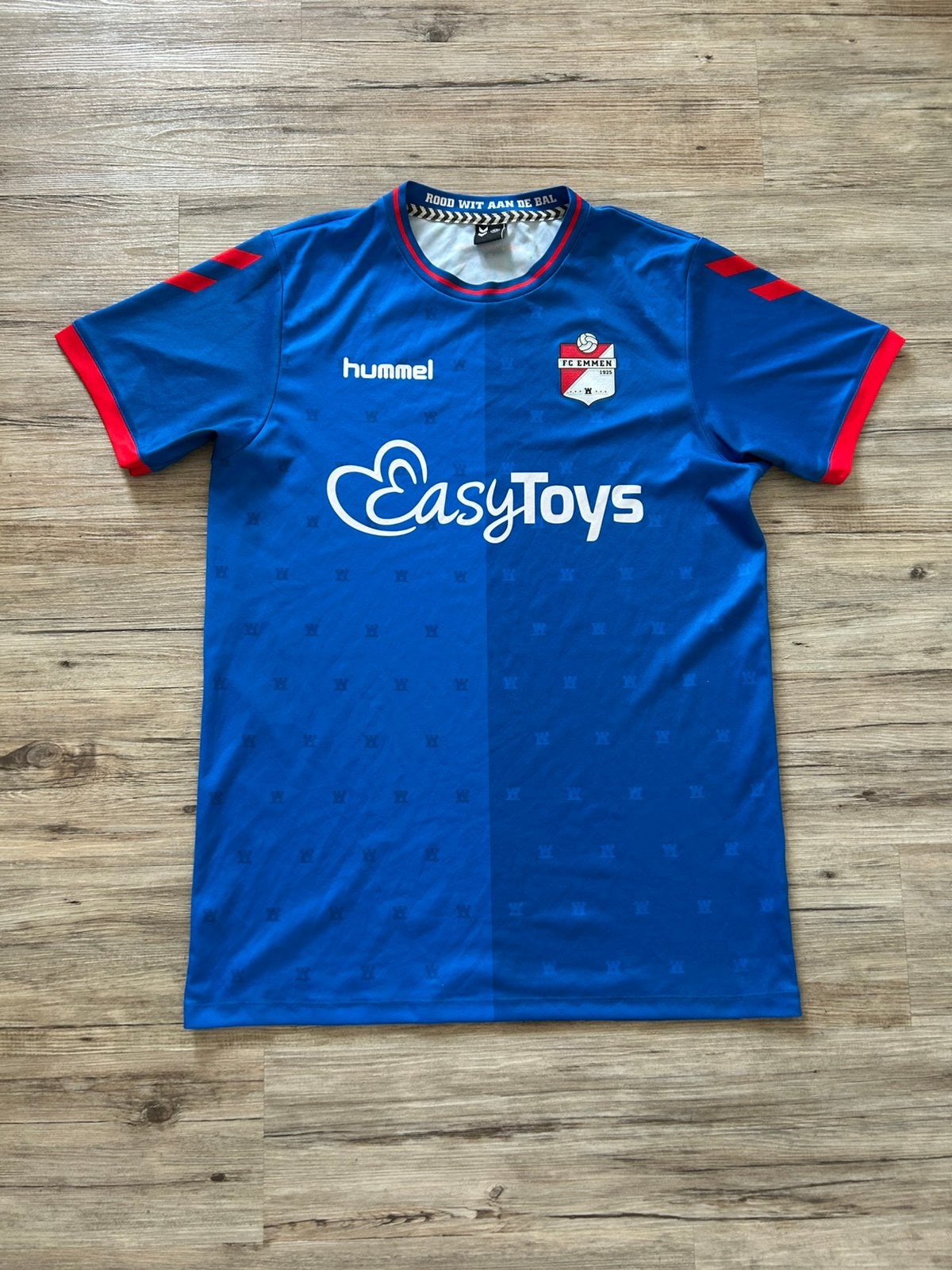 Origineel FC Emmen Uitshirt 23/24 - Maat M, Maat M, Ophalen of Verzenden, Zo goed als nieuw, Shirt
