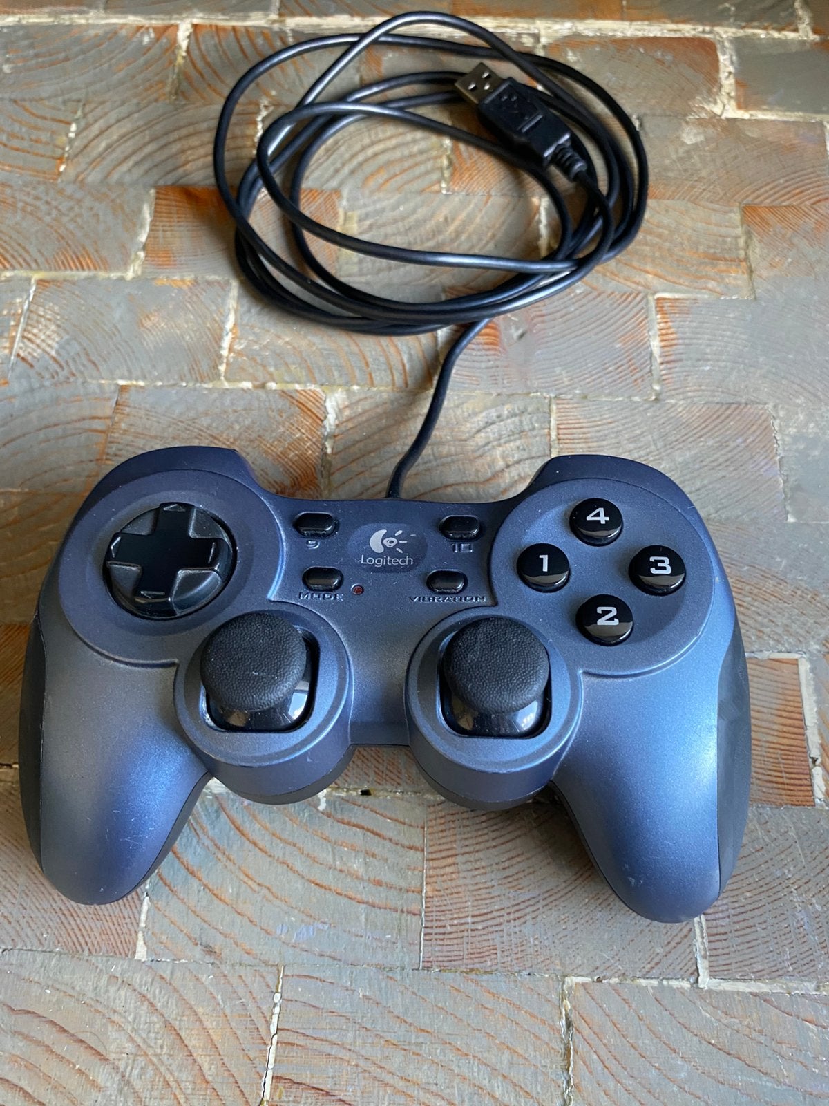 Logitech Rumblepad 2 PC Controller - USB - Nieuwstaat, Ophalen of Verzenden, Zo goed als nieuw