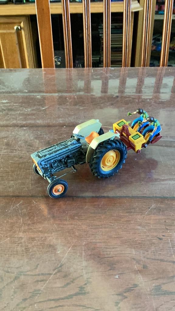 Britains Ford 6600 met plantmachine, Hobby en Vrije tijd, Modelauto's | 1:32, Ophalen of Verzenden, Gebruikt, Tractor of Landbouw