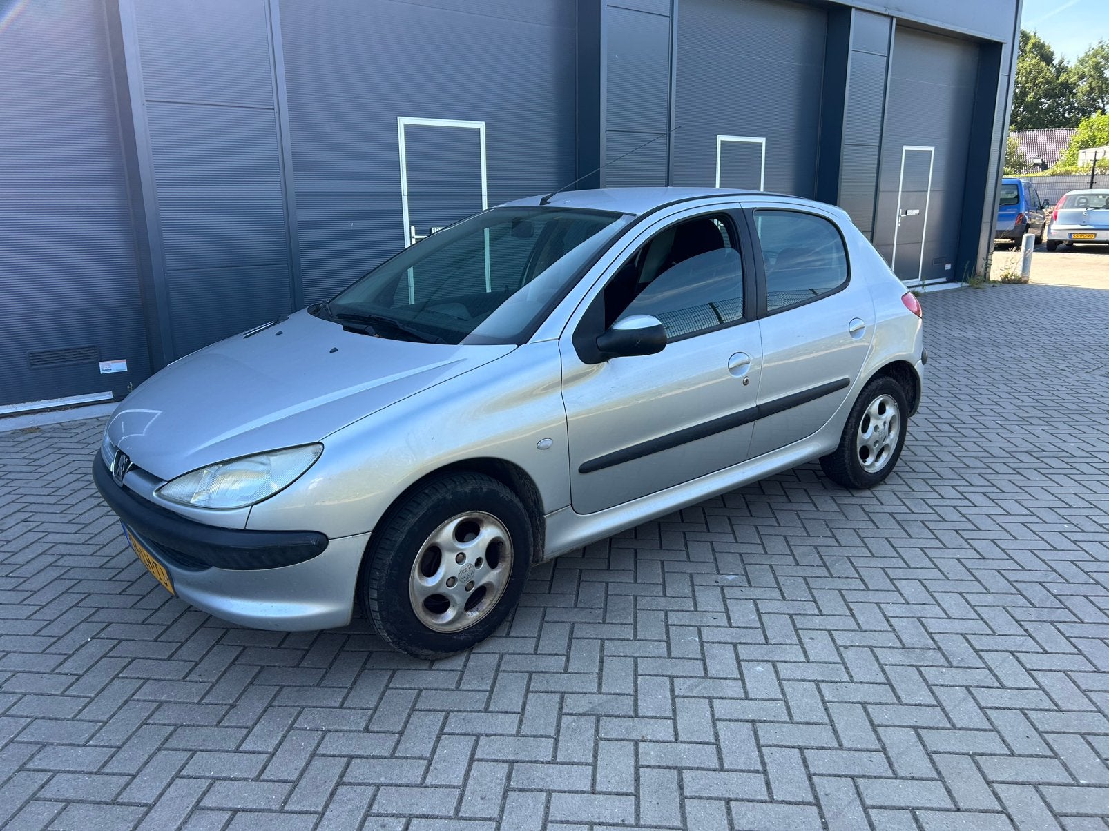 Peugeot 206 1.4 5D 2003 Grijs, Auto's, Voorwielaandrijving, 31 €/maand, 4 cilinders, Origineel Nederlands