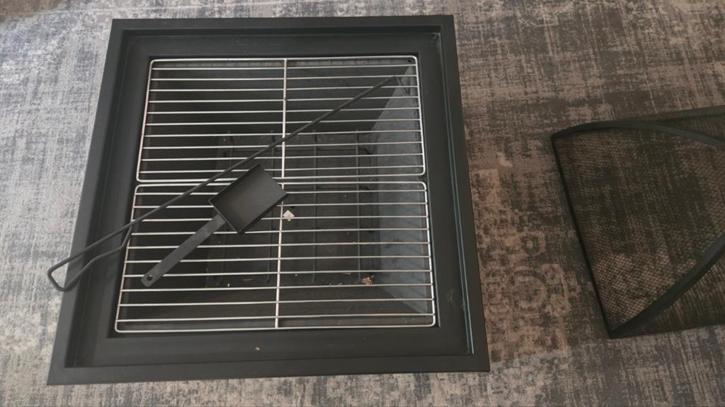 BBQ Vuurkorf met Snijtafel / Tafel, Ophalen, Zo goed als nieuw, Vuurkorf