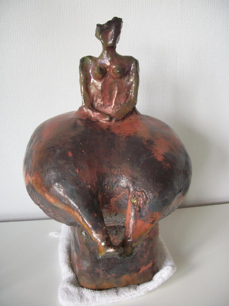 Keramiek Beeld - Dikke Billen Dame op Zuil - Bruin - Nieuw, Ophalen of Verzenden, 20 - 50 cm, Beeld, Modern