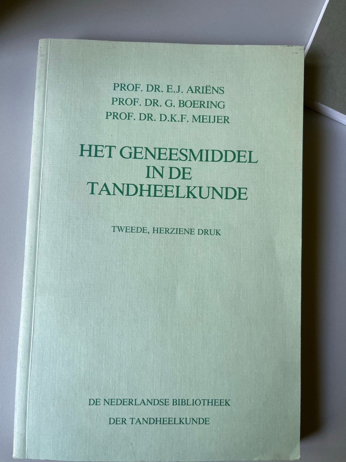 Het Geneesmiddel in de Tandheelkunde - Ariëns e.a., Ophalen of Verzenden, Beta, Gelezen, WO