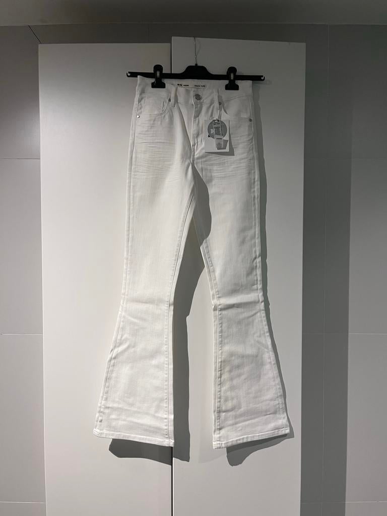 Raizzed witte flared jeans - W26 L32 - Nieuw met kaartje, Kleding | Dames, Spijkerbroeken en Jeans, Ophalen of Verzenden, Zo goed als nieuw