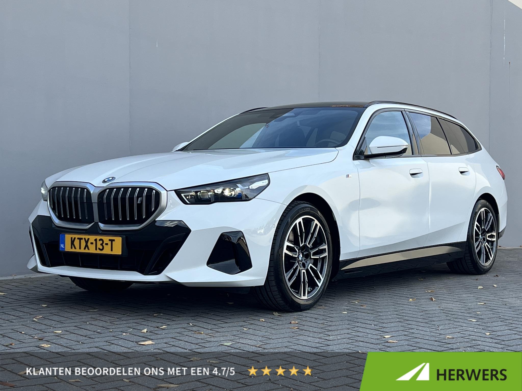BMW i5 Touring eDrive40 M Sport Edition 84 kWh / Panorama da, Auto's, Automaat, Achterwielaandrijving, Zwart, I5