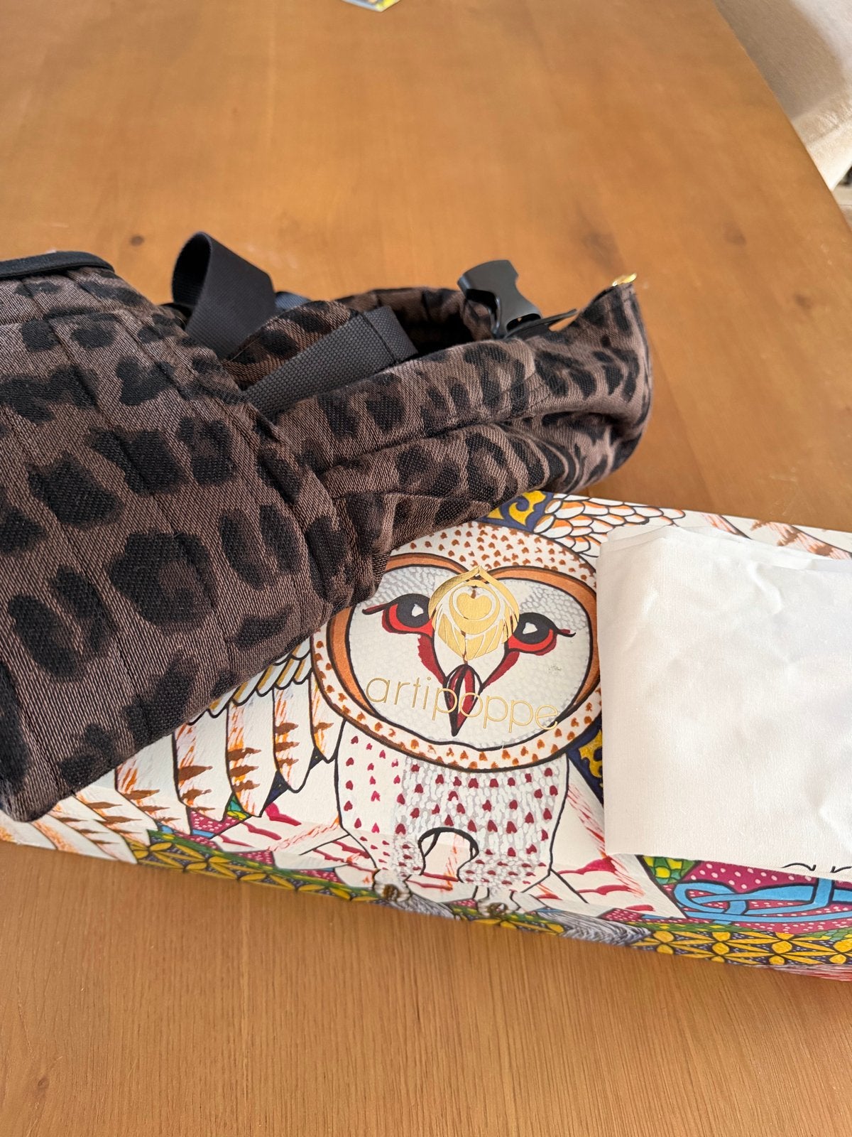 Artipoppe Zeitgeist Baby Carrier Leopard, Kinderen en Baby's, Babydragers en Draagdoeken, Zo goed als nieuw, Buik, Rug of Zij