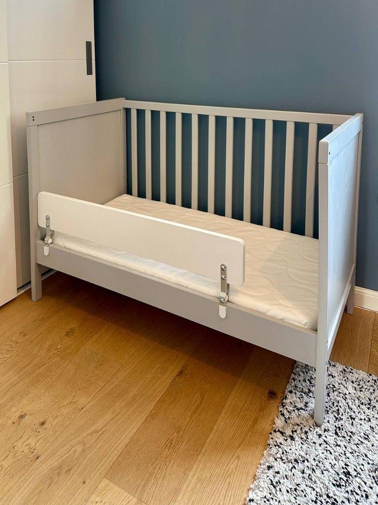 Babybedje Ikea SUNDVIK en Foammatras SKONAST met Zijsteun en, Kinderen en Baby's, Babywiegjes en Ledikanten, Ophalen, Zo goed als nieuw